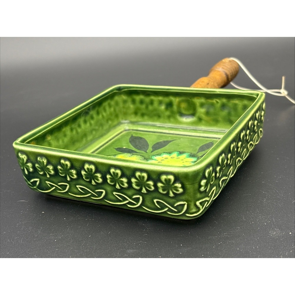 Vintage MCM Green Ceramic Shamrock Candy Dish Wood Handle Celtic Knot Clover Ptn - Picture 4 of 4